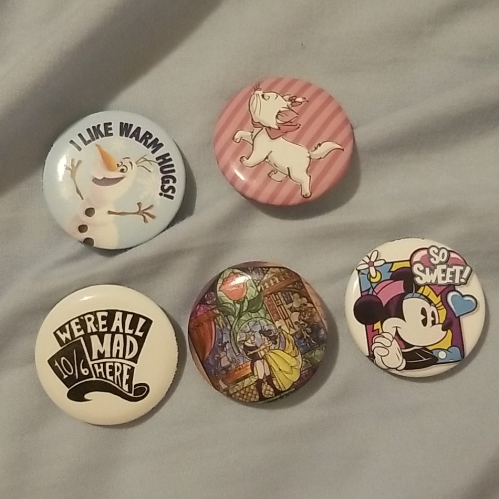 Disney pin set